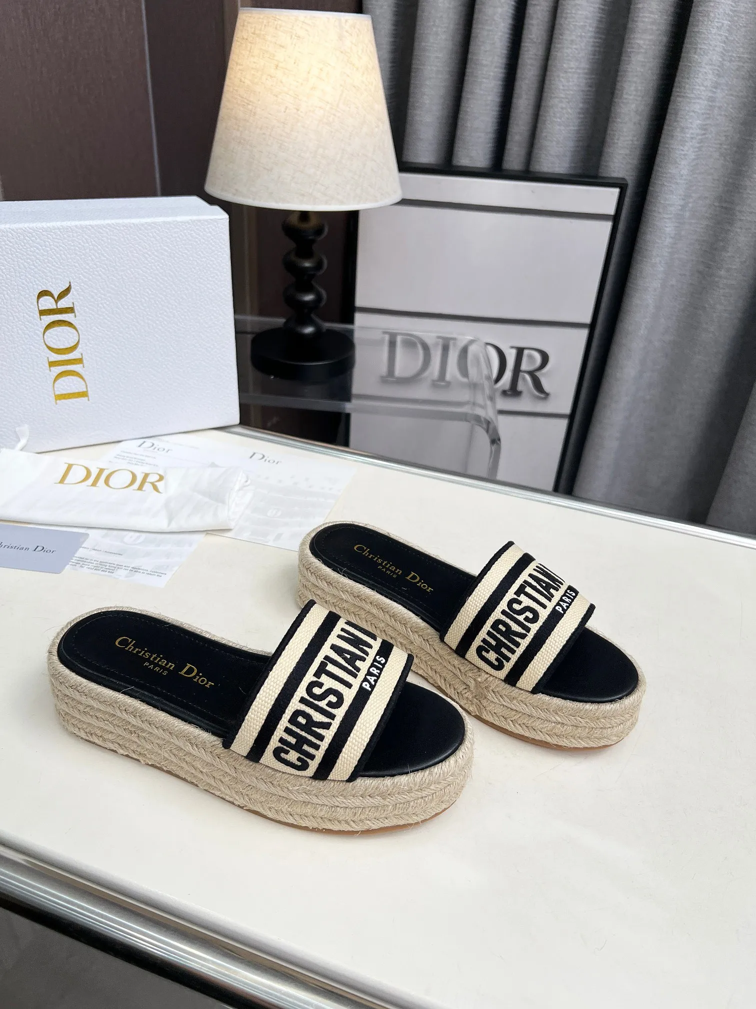 👟👟Ex-factory price 420👟👟 Dior's new spring and summer IVIETA DWAY jelly-colored flat-soled one-slip women's shoes with CD letter logo three-dimensional embroidery thick-soled round-toe open-toe slippers. The original version is developed to be the top version on the market. It feels soft and delicate on the feet and is extremely comfortable. Material: Upper imported raffia electric embroidery high-temperature water-soluble cotton technical fabric + water-dyed cowhide foot pad lining + original consistent combination outsole Outsole: original outsole Size: 35-42 (40.41.42 custom-made, non-refundable and non-exchangeable)